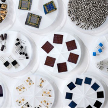PYBLab petri dishes with partitions holding chips, IC packages and semiconductor dies